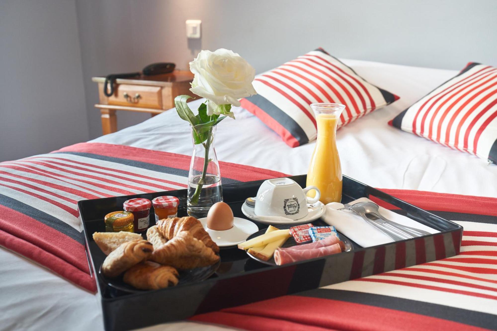 Logis Hotel De La Tour ליבורן מראה חיצוני תמונה