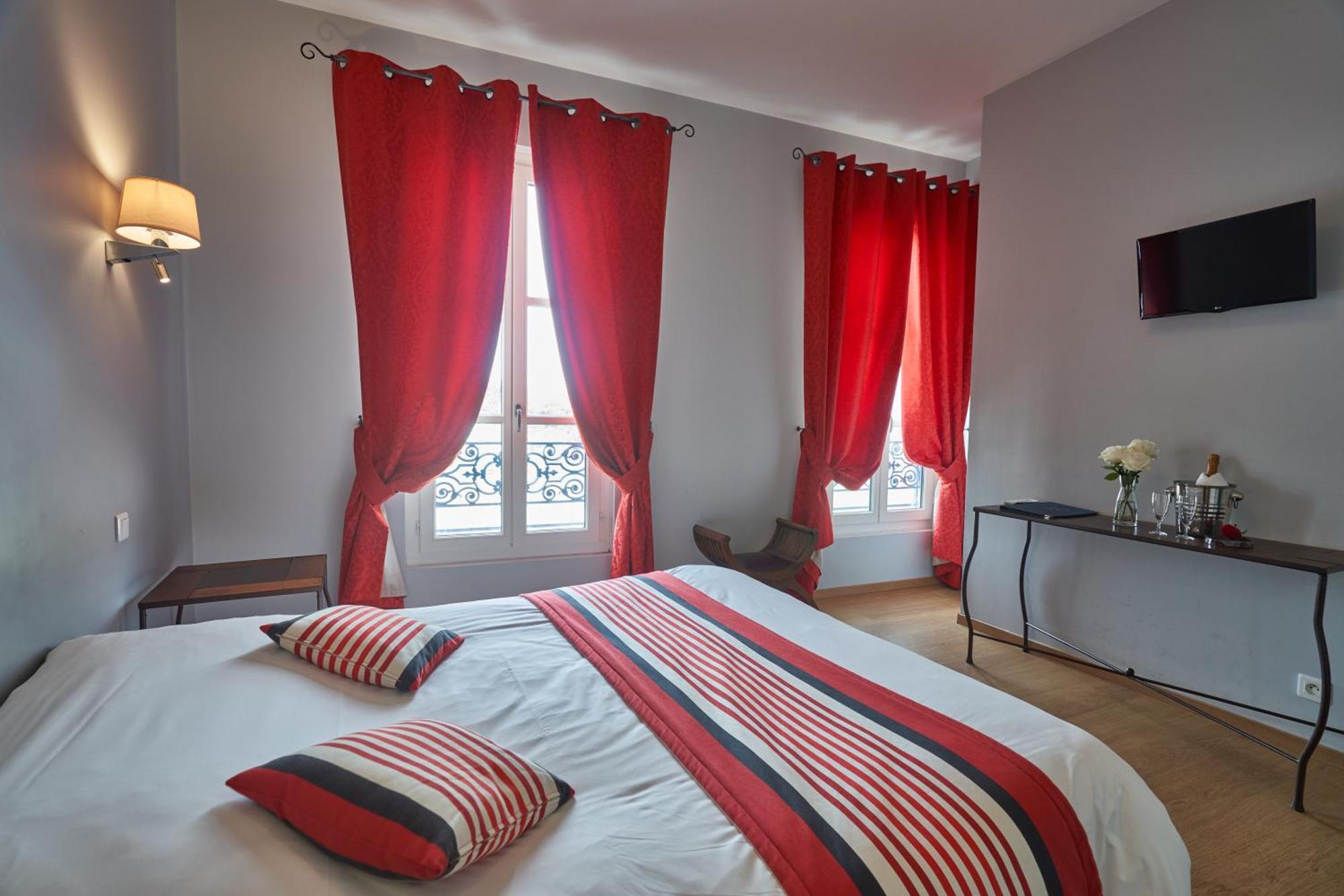 Logis Hotel De La Tour ליבורן מראה חיצוני תמונה