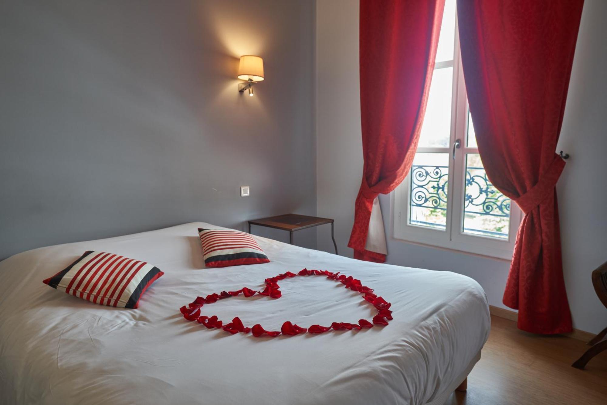Logis Hotel De La Tour ליבורן מראה חיצוני תמונה