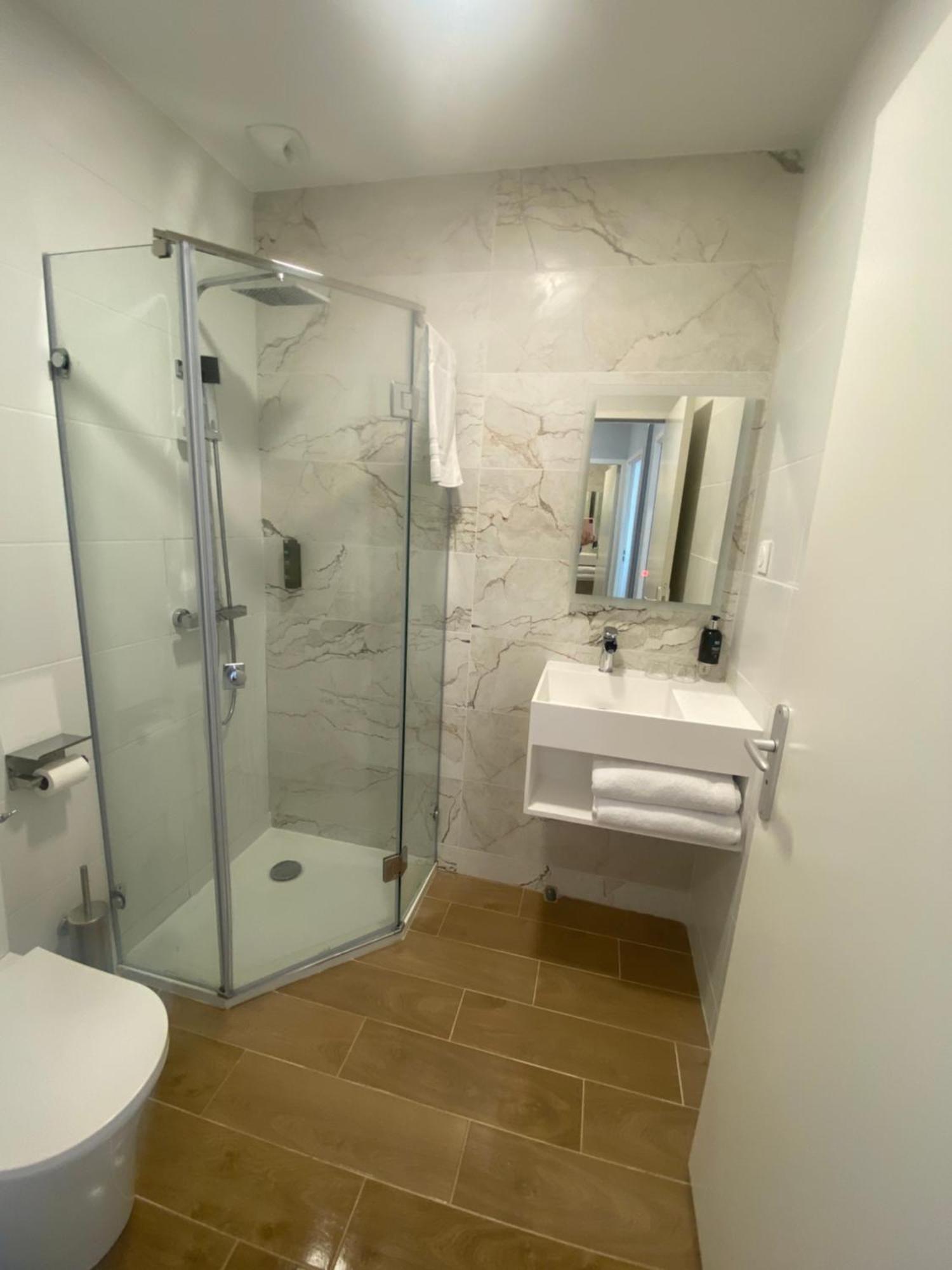 Logis Hotel De La Tour ליבורן מראה חיצוני תמונה