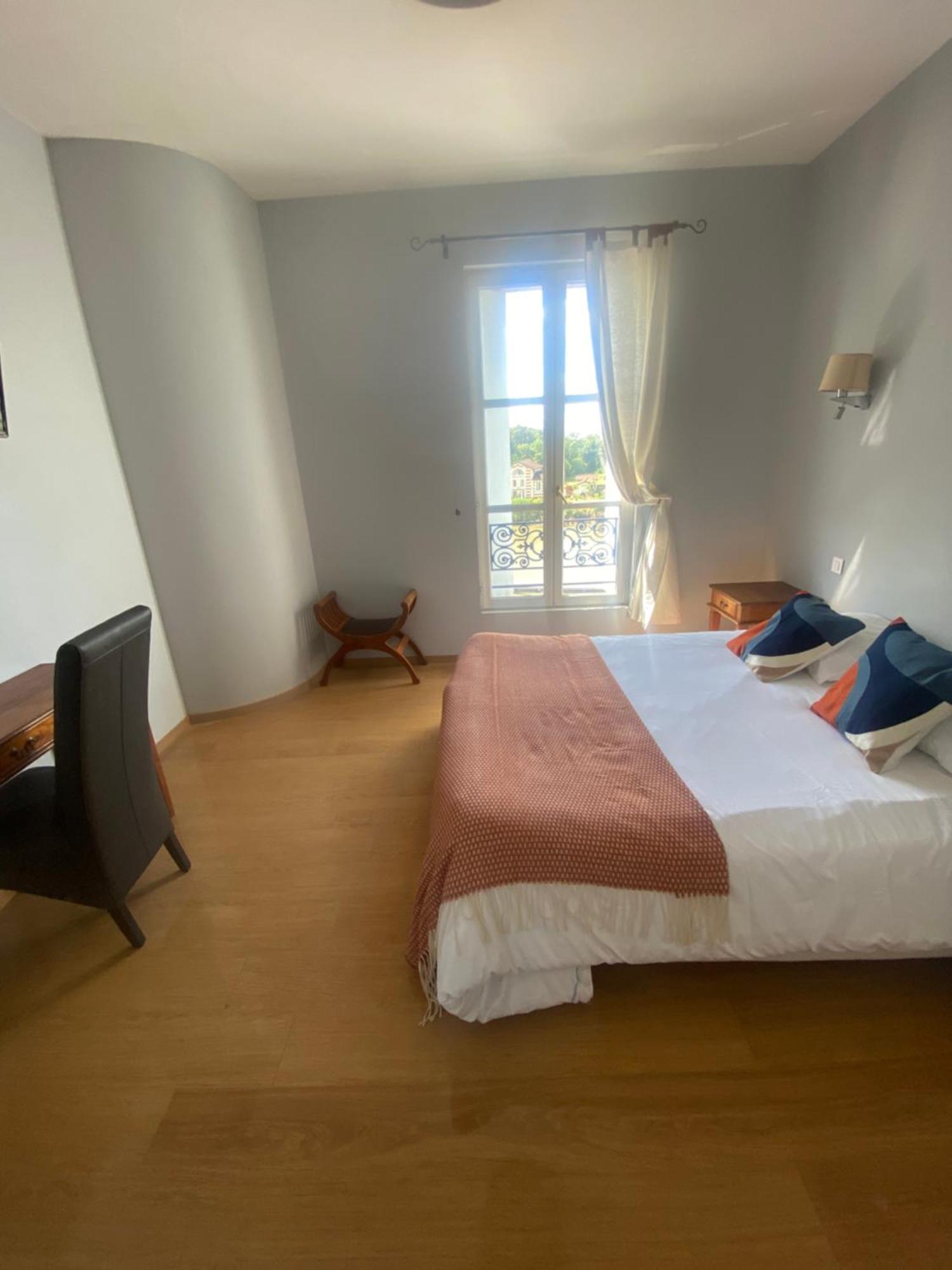 Logis Hotel De La Tour ליבורן מראה חיצוני תמונה
