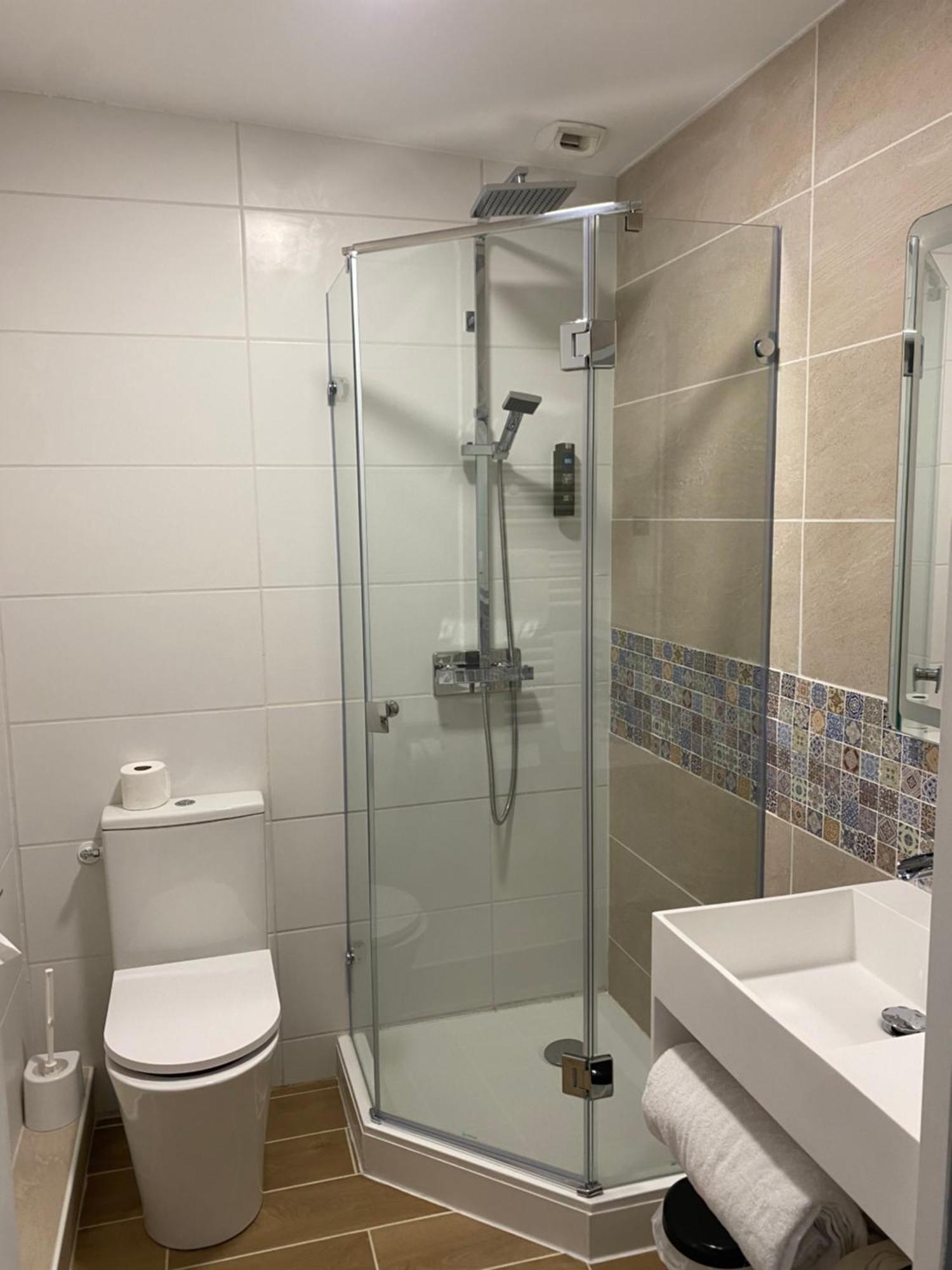 Logis Hotel De La Tour ליבורן מראה חיצוני תמונה